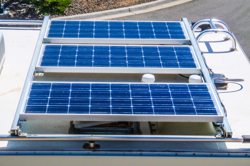 Freiheit auf Rädern: Wie eine Wohnmobil-Solaranlage Ihr Abenteuer unterstützt